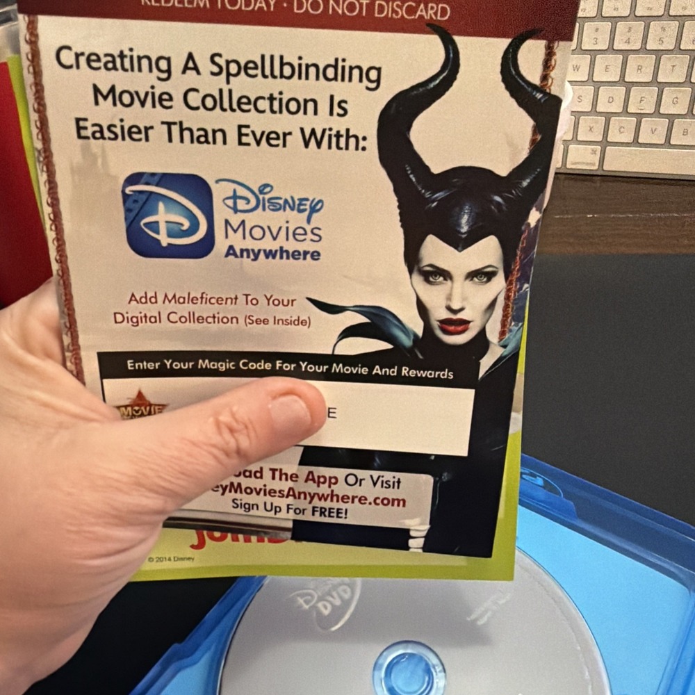 Maleficent (Blu-ray, 2014)! - Picture 4 of 5